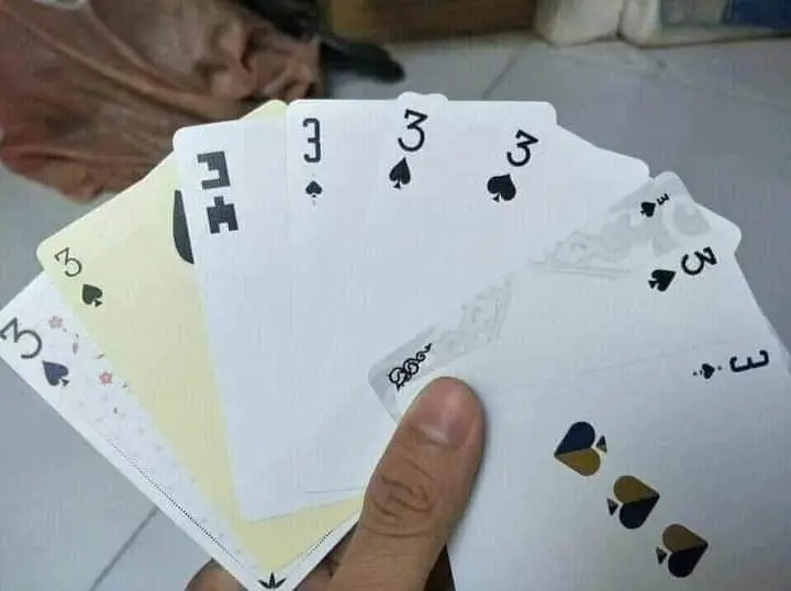 Thành viên nào sở hữu lá 3 Bích (♠3) sẽ được quyền đánh trước trong ván đầu tiên